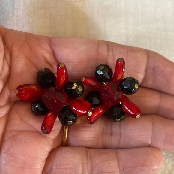Hattie‎ Carnegie Vintage Red & Black Lucite Beads Cluster Clip on Earrings - Picture 4 of 6